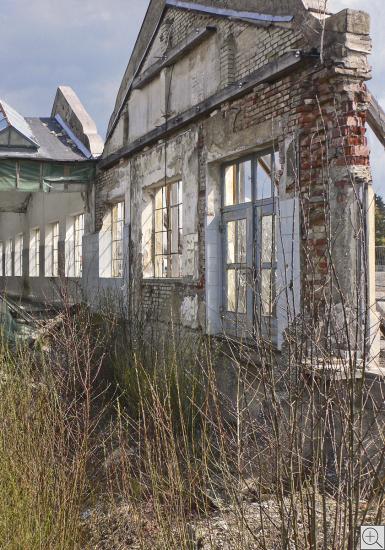 zerfallende Fensterfront an historischem Industriebau in Freising Bayern 