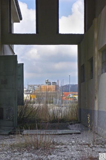 Ausblick durch Einfahrt in historischem Industrieensemble in Freising