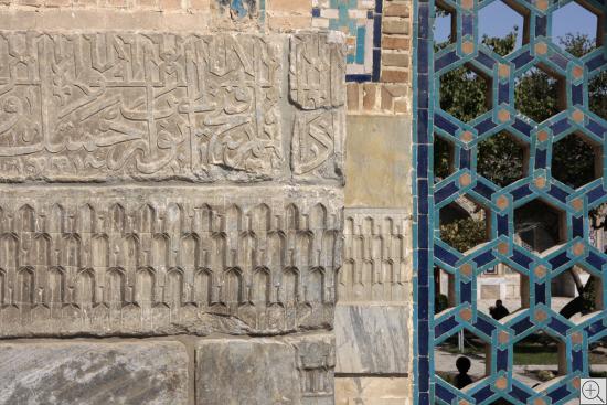 Mauer mit blau-türkisem Keramikgitter in Buchara
