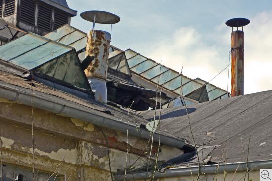 kaputtes Dach an historischem Industrieensemble in Freising 