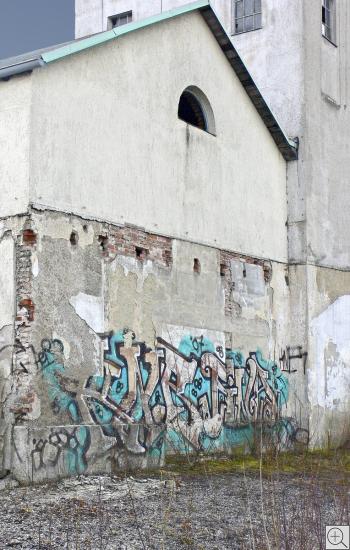 weisses Haus mit Graffiti an historischem Industriegebäude in Freising