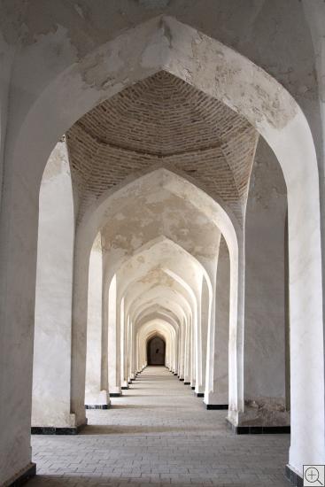 Bogengang im Innern der Moschee mit Fluchtpunkt in Buchara