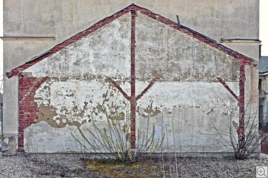 rote Spuren von abgebrochener Wand an historischer Industrieruine in  Freising