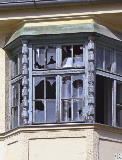 gebrochenes Erkerfenster an historischem Industrieensemble in Freising Bayern
