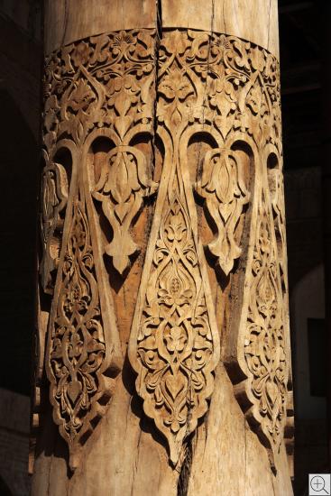 geschnitzte Holzsäule an der Bolo Hauz - Moschee