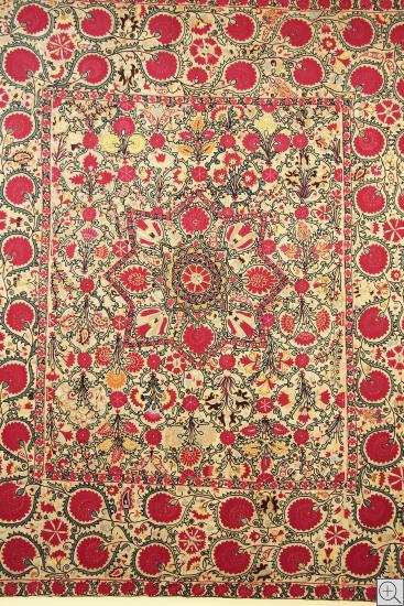 Roter Teppich aus dem Museum für angewandte Kunst Taschkent