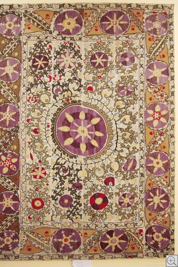 Roter Teppich aus dem Museum für angewandte Kunst Taschkent