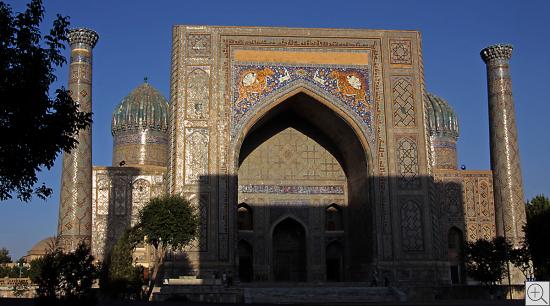 die Sherdor-Medrese in der Abendsonne am Registan  in Samarkand      