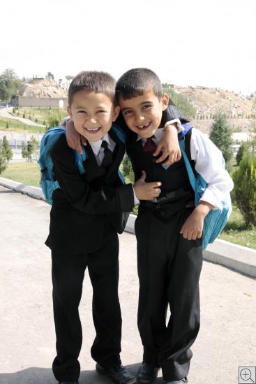 zwei Schulbuben und enge Freunde in Samarkand