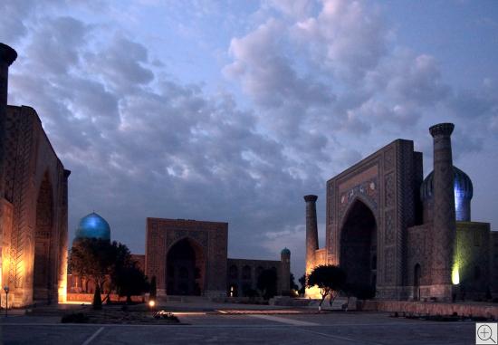 Blaue Stunde am Registan in Samarkand