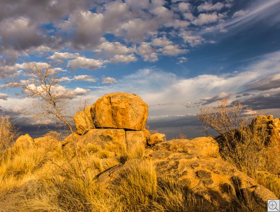 Granitfelsen im Abendlicht mit Wolkenhimmel, Erongo-Berge
