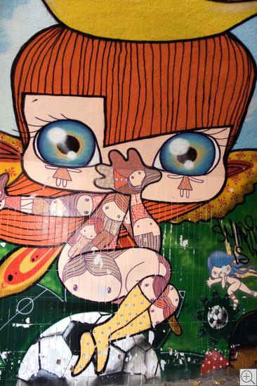 Graffito, Mädchen mit rotem Haar und blauen Augen