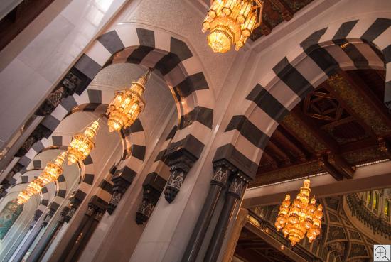 Große Moschee Oman, Seitengang mit Lüstern