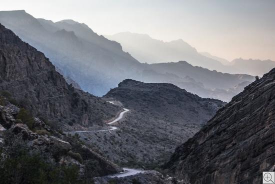 Wadi Bany Awf, Oman, Rückblick auf die Straße und Bergketten