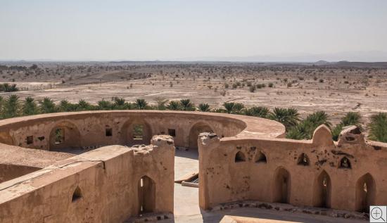 Fort Jabrin, Oman, Blick auf die Befestigungsmauer und Ebene