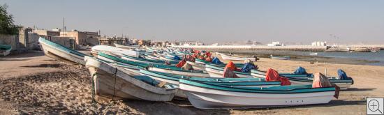 Oman Ostküste, türkise Fischerboote aufgereiht am Strand