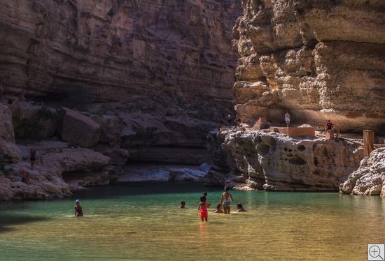 Oman,badende Kinder in der grünen Lagune von Wadi Shab