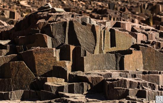 grau-roter Basalt wie eine Burg