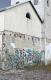 weisses Haus mit Graffiti an historischem Industriegebäude in Freising