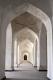 Bogengang im Innern der Moschee mit Fluchtpunkt in Buchara
