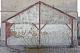 rote Spuren von abgebrochener Wand an historischer Industrieruine in  Freising