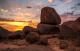 dramatischer Sonnenuntergang mit Felsbrocken, Fishriver Camp