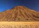 Vulkan im Abendlicht in der Namib-Wüste mit Streifenzeichnung
