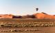 Fesselballon über den Sanddünen von Sossusvlei bei Sonnenaufgang