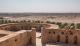 Fort Jabrin, Oman, Blick auf die Befestigungsmauer und Ebene