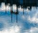 Wasserspiegelung einer Schleuse im See, abstrakt