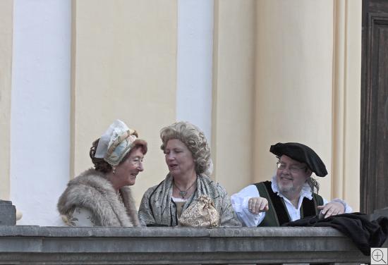 Tratsch und Klatsch in historischen Kostümen im Park von Schloss Schleißheim